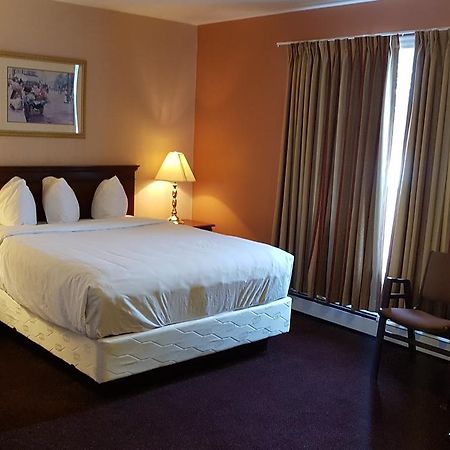 Queens Arms Inn Шарлъттаун Екстериор снимка